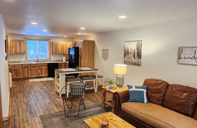 Hungry Horse Hideaway #C - 2 Bedroom 2 Full Bath - 10 minutes from Glacier Park!