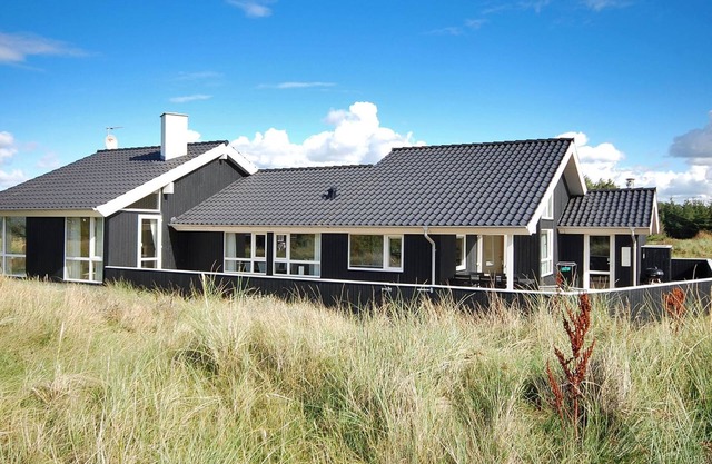 "Huno" - 400m from the sea by Interhome