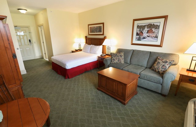 Hunter Mountain 1BR Condo | Fireplace & Kitchen