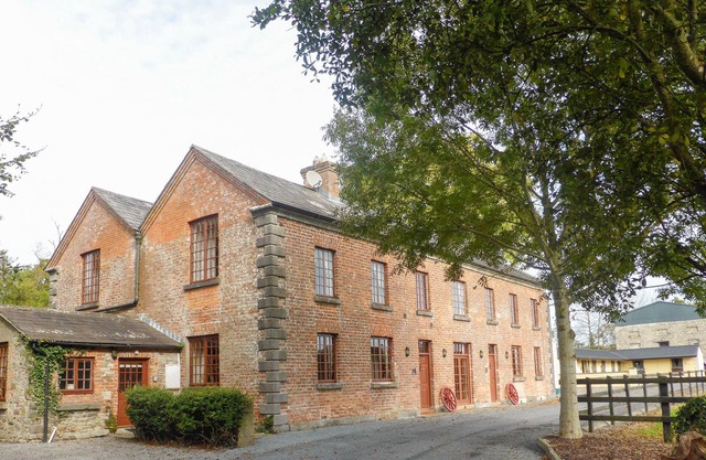 HUNTER'S LODGE, family friendly, with open fire in Piltown