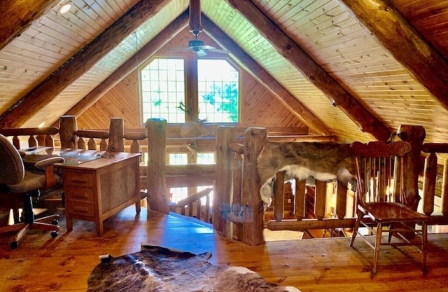 Hunters Hollow Lodge w/ Outdoor Hot Tub