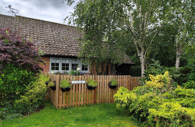 HUNTERS LODGE, pet friendly, with a garden in Long Stratton