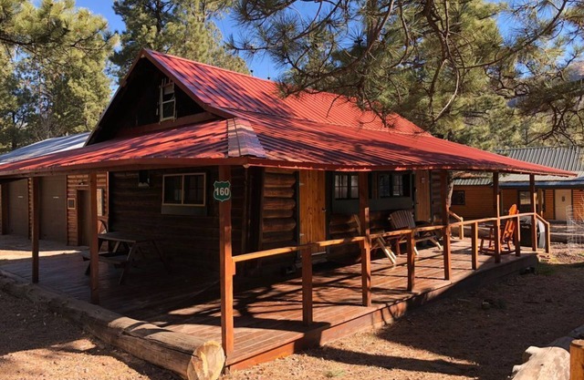 "Hunters Retreat" a Rustic Cabin in the Pines. Pet Friendly