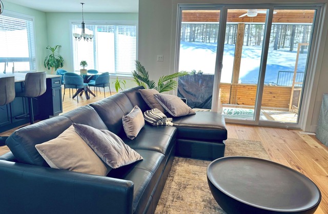 Huntsville luxury forest retreat, secluded 4B home with swimspa pool and hot tub