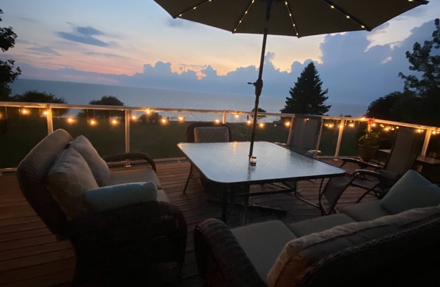 Huron Waterfront Cottage/16+ Guests/Hottub/Pool/Outdoor Shower/upto2 pets/Beach.