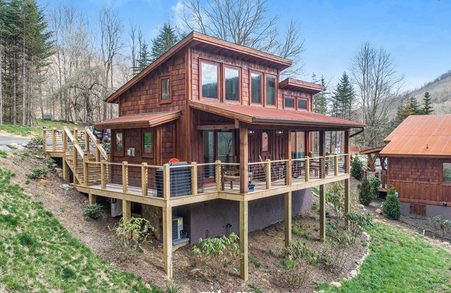 Husky Hideaway - Mountain views, Pet-friendly, Wi-Fi, and King Bed.