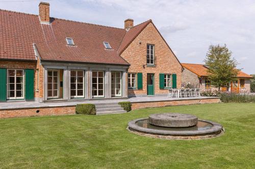 Huswell - Authentic Serene Vacation Hideaway with Pond