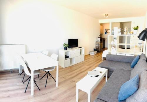 Huswell - Beach Studio with Balcony & Sea View