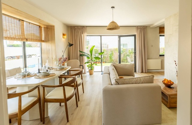 Huswell - Modern Apartment with Garden, Near Beach