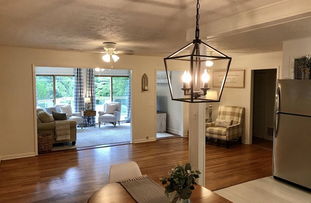 Hutch’s Mountain Cottage- Serene, Clean, & Cozy!