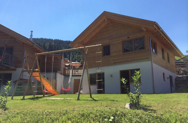 'Hüttenzauber' justo en la pista de esquí con sauna privada y zona de relajación.