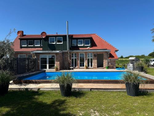 Huus an`t Diek, Luxus in Deichnähe, Erdgeschosswohnung mit Pool, Nähe Norddeich