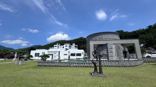 HwiMokArt Resort
