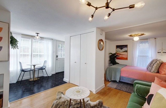 Hyde Park Guesthouse w/ Parking & Private Entry
