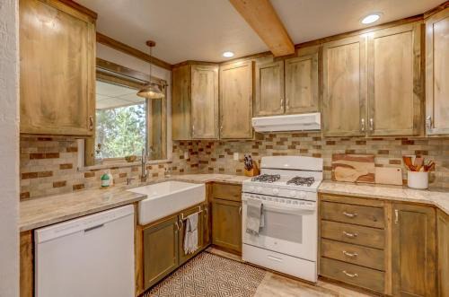 Hygge Mountain Retreat - Hot tub - Patio - Fire pit - Wifi - 2 Kitchens - Family Retreat
