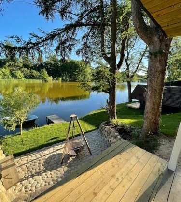 Hyggelig sommerhus. med udsigt, til vand fra senge