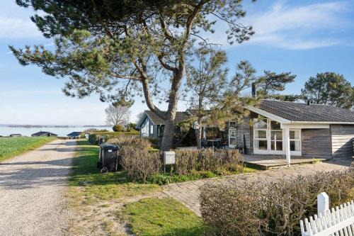 Hyggeligt Sommerhus Med Havudsigt