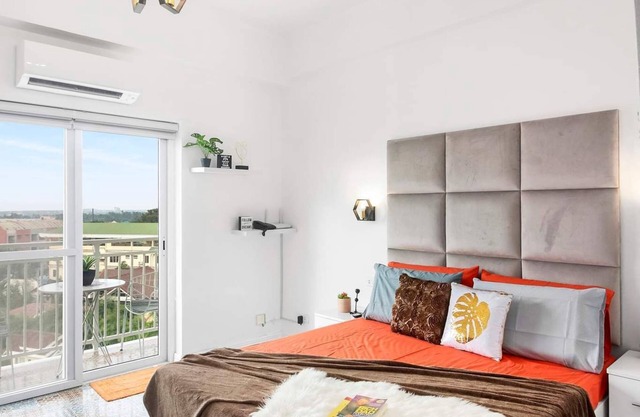 Hyllia by J&J ( Near Airport| Wi-Fi | Netflix )