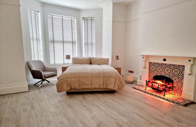 Hymers Avenue Apartment