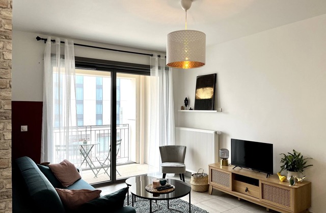 Hyper Center Tours apartment with bike room