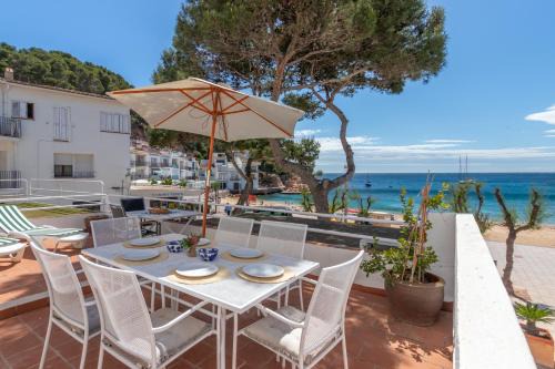 I Apartamento frente al mar en playa Tamariu