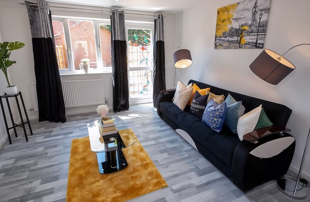 25 Mins to CL! A LONDON 2-BedHome - SLEEPS 1-4!