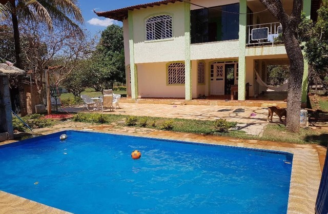 Alquilo hermosa finca con piscinas, barbacoa y campo de fútbol.