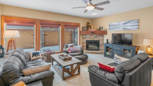I Spy - Cozy Pet Friendly, Ski In Ski Out Condo with Private Hot Tub