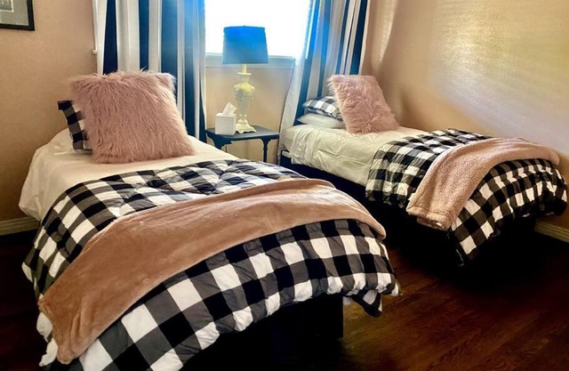 I40 Large Tuscany 4 bed 20min PDC