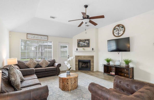 IAH Place-3/2 w a patio-sleeps 8+