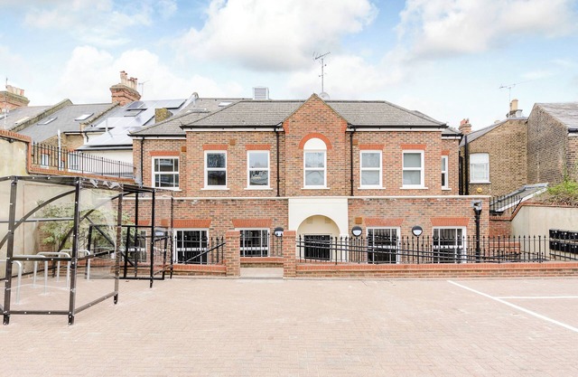 Ibis House 1 Bedroom | Relaxing Room in Scenic Richmond | Close to Kew Gardens