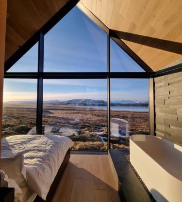 Iceland Lakeview Retreat