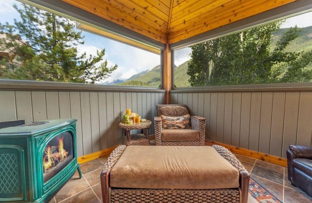 ICONIC Eagle Lodge | Pool + Private Hot Tub | Ski In/Out – CLOSEST House to Hill