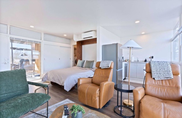 Iconic Modern Stay w/ Free Parking Walk 2 Hospital