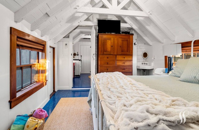 Iconic Smith's Point Cottage - 2 Bedrooms, Wifi, AC