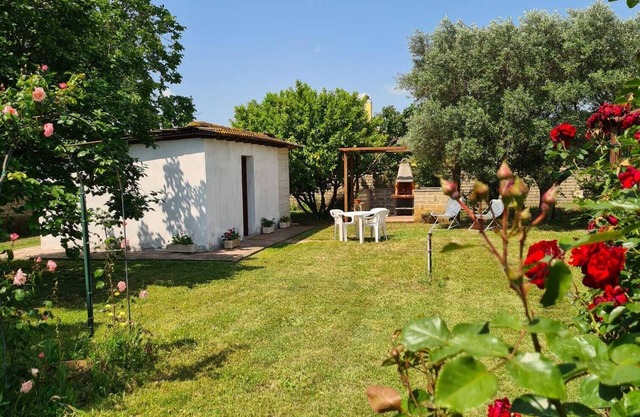 ID 22479 Mini house in the green quiet Roman countryside animals allowed