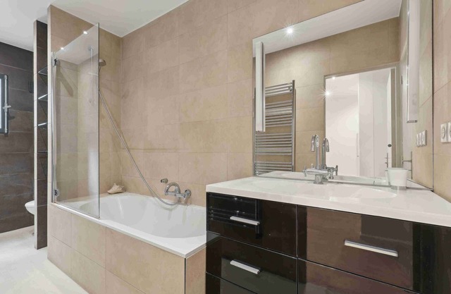ID 421 stylish and renovated 2 bedrooms apartment in Passage du Genie