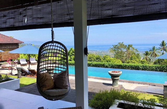 Villa Luna con vista al mar y varias terrazas en una zona tranquila.