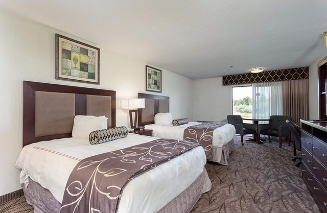 IDAHO FALLS, 2 GREAT UNITS! POOL, SPA, JACUZZI!