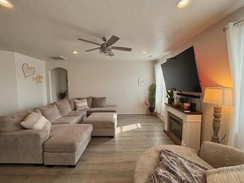 Idaho Modern Retreat King Bed Backyard 2BR2BA