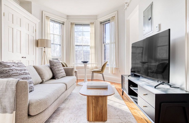 Ideal Back Bay Studio, steps from Newbury & T, by Blueground