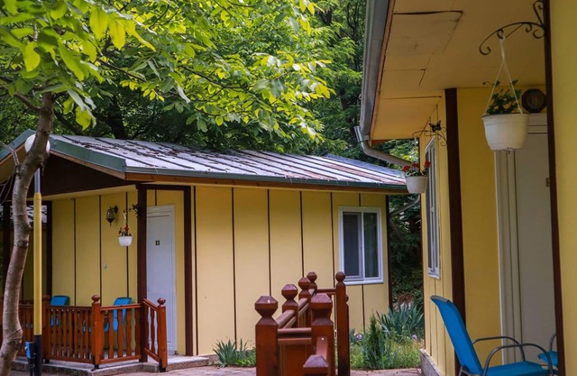 Bungalow ideal para 2 o 3 personas rodeado de un bonito jardín