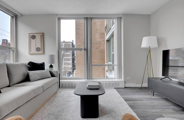Ideal Edgewater 1BR w/ Gym, Deck & Lounge, 5 blocks to L, by Blueground