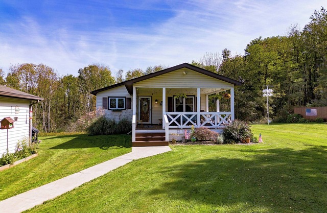 Ideal Fall getaway. Wine tours. Leaf Peeping. Fishing. Birding. Wonderful home!
