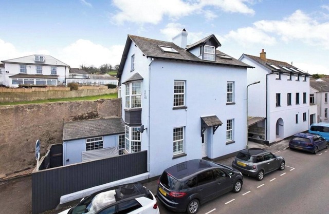 Ideal for families and pet owners, parking space and 5 minutes walk to the beach