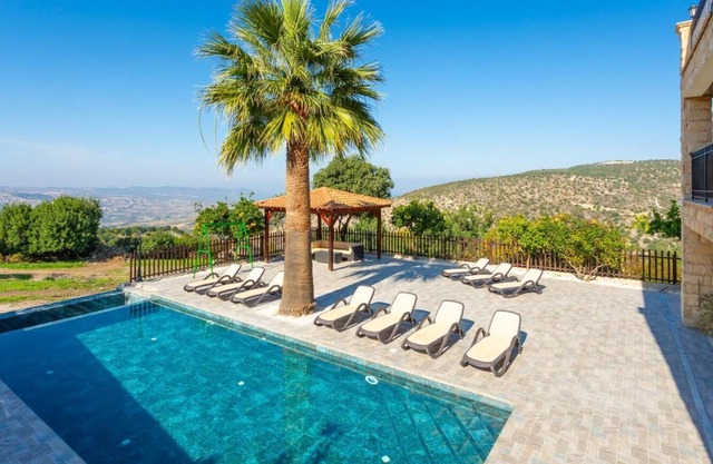 IDEAL FOR LARGE PARTIES Stone Villa, Huge pool, Near to the sea/Latchi