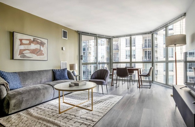Ideal Gold Coast 1BR w/ Gym & Lounge, 1 block to L, by Blueground