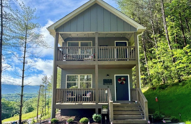 Ideal Location & Mountain Views: Chattanooga Home!