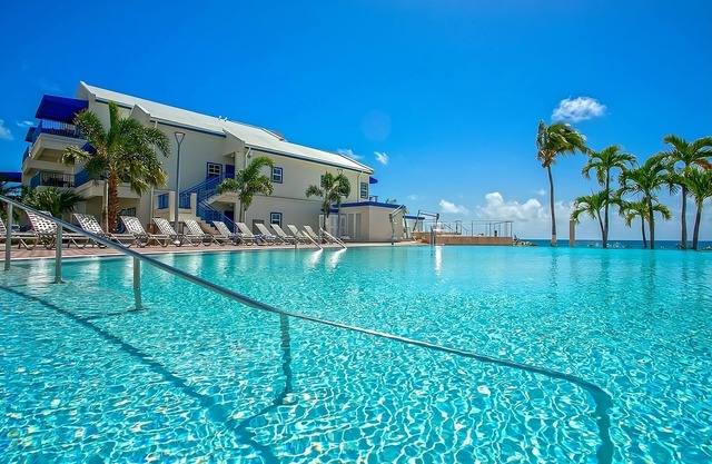 Ideal Location! Onsite Pool, Free Parking Onsite, Walk to the Beach