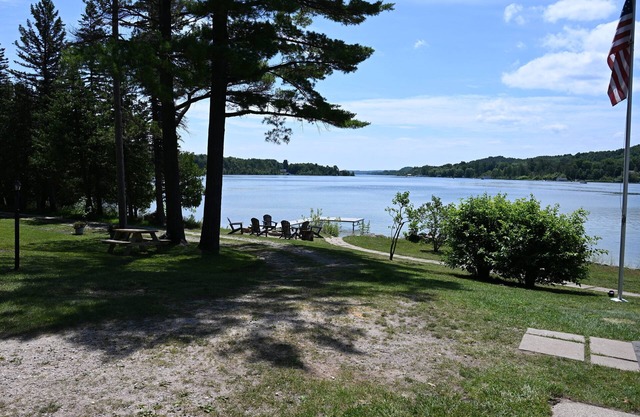 En los estrechos en el hermoso lago Leelanau